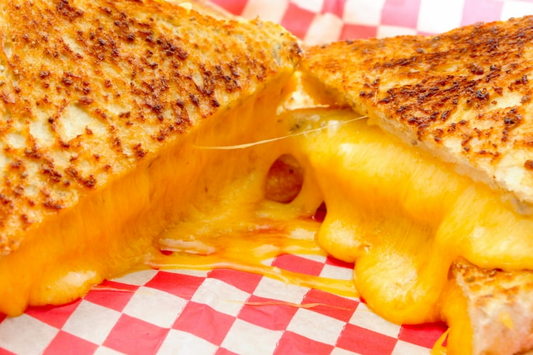grilled-cheese-on-checkered-paper