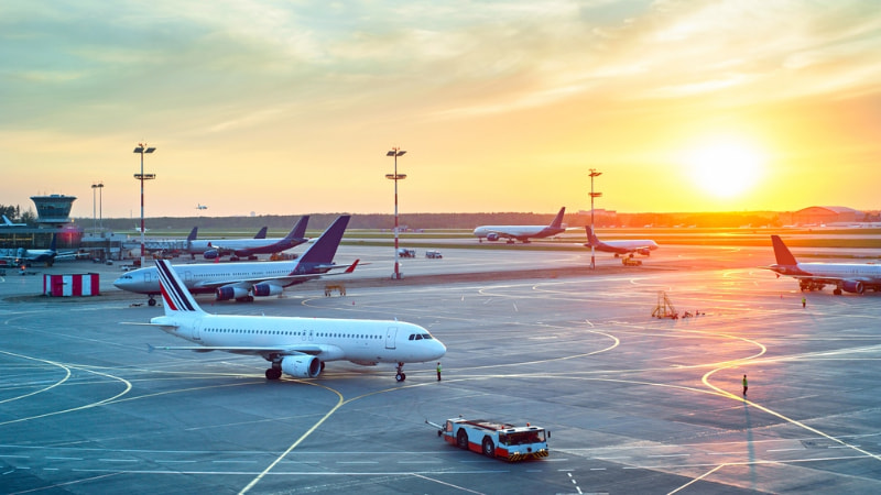 planes prepare for takeoff in a Los Angeles airport